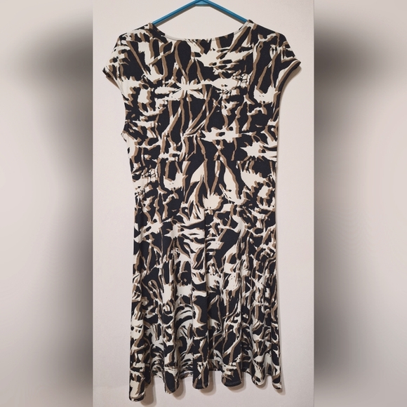 Cleo Petites size 12 v-neck fit n' flare knee lenght cap sleeve dress - Picture 4 of 4